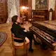 Аватар канала Ноктюрн в чёрном и золотом