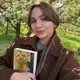 Аватар канала камера на книжной полке